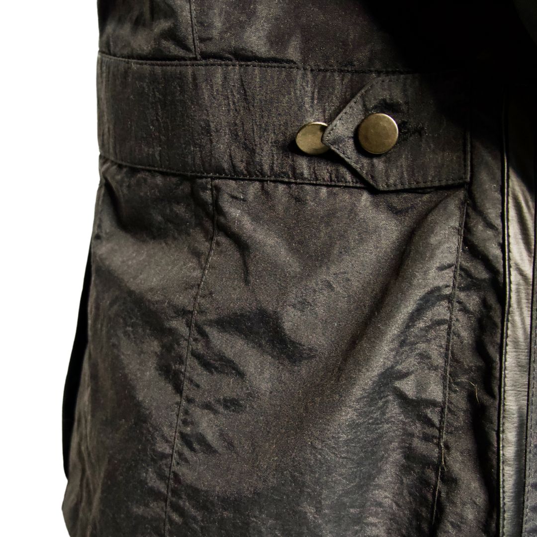 Ultra-Lightweight Black Jacket: Must-Have for Men on-the-Go